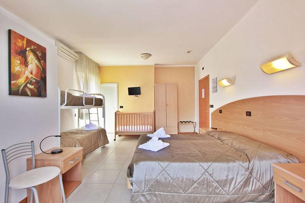 Hotel Carla Ліньяно-Сабб'ядоро Екстер'єр фото