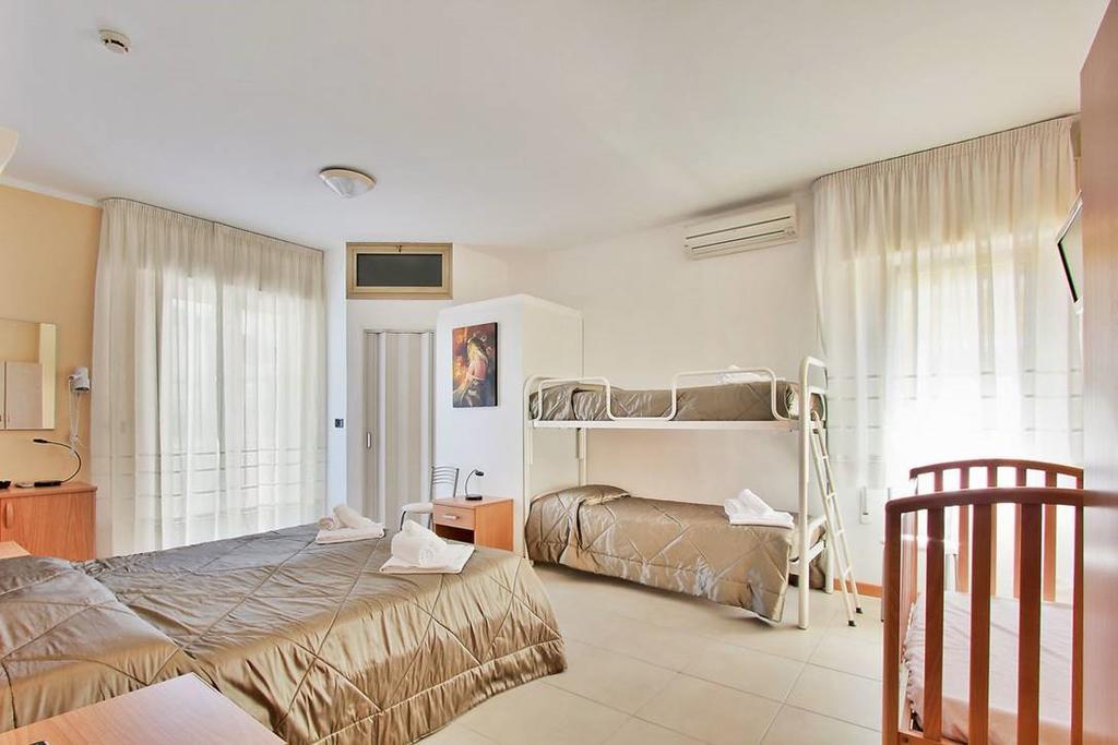 Hotel Carla Ліньяно-Сабб'ядоро Екстер'єр фото